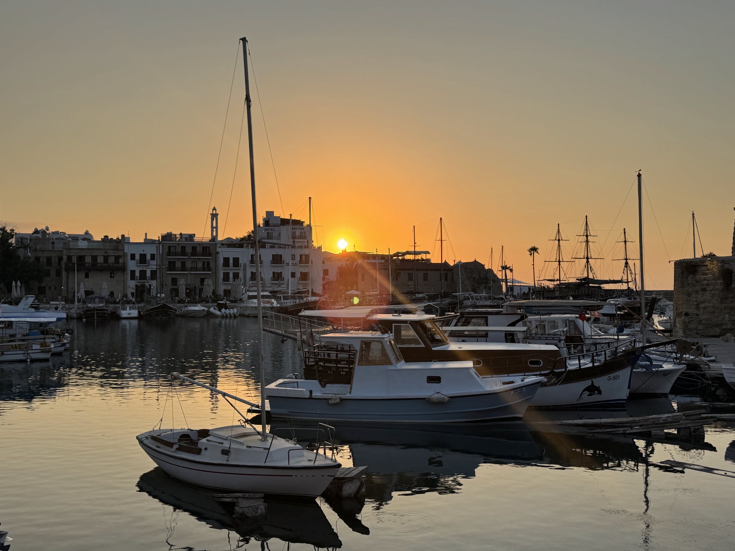 Der Hafen von Kyrenia bei Sonnenuntergang mit Booten und historischer Hafenfront