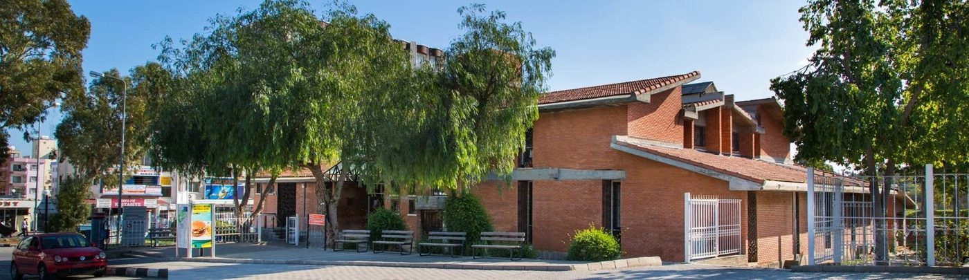 Hochschulcampus mit Backsteingebäuden und Bäumen