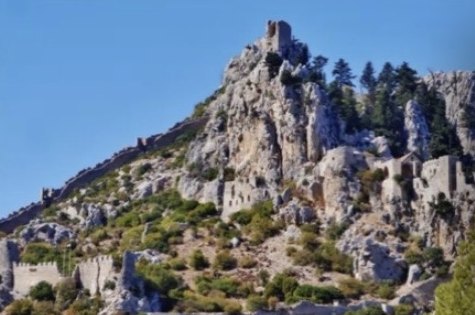 Burg St. Hilarion auf einem Felsgipfel im Kyrenia-Gebirge