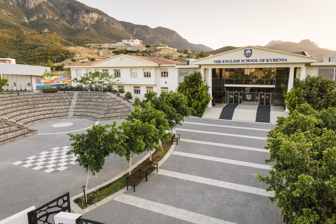 Campus der English School of Kyrenia vor dem Kyrenia-Gebirge