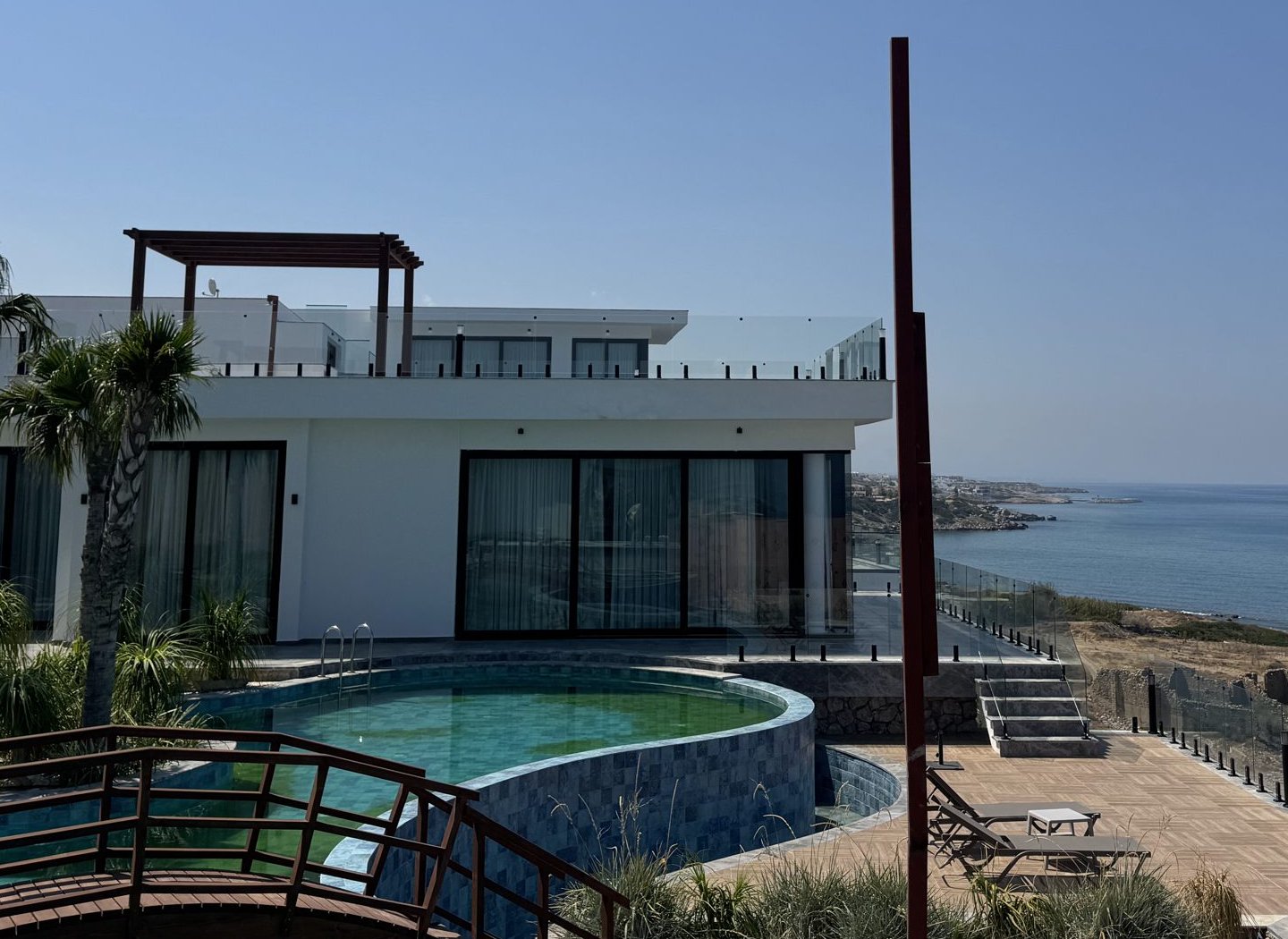 Moderne Residenz mit Dachterrasse, Pergola und Pool direkt an der Küste mit Blick aufs Meer