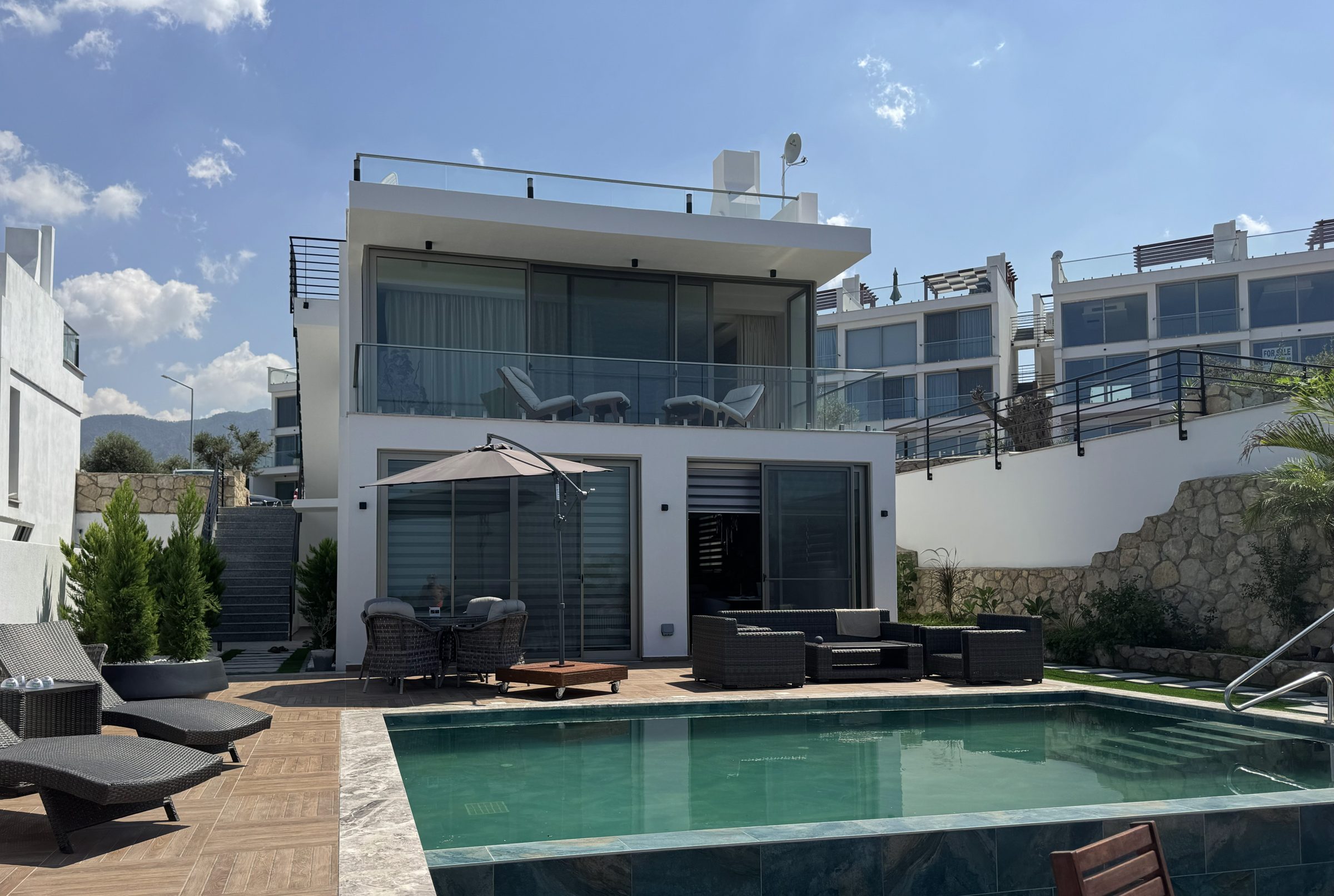Moderne weiße Villa mit Glasbalkon, Dachterrasse und privatem Pool in Esentepe
