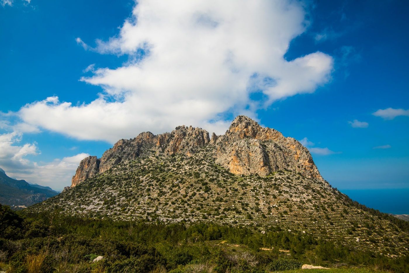 Felsgipfel des Fünf-Finger-Bergs im Kyrenia-Gebirge unter blauem Himmel