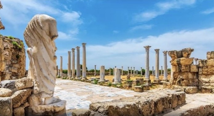 Antike Säulenreihen und Marmorstatue in der Ruinenstadt Salamis